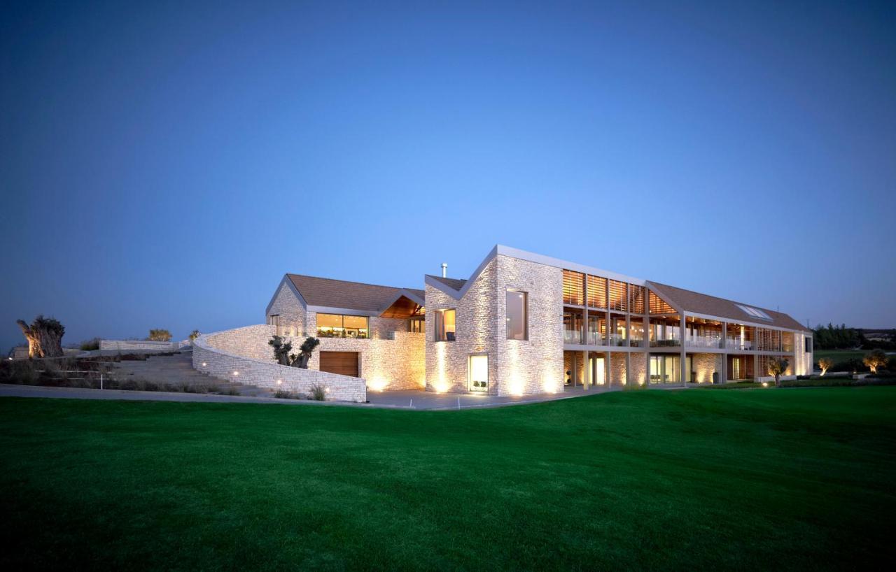 Minthis Resort Tsadha Exterior foto The clubhouse at the Royal County of Berkshire Golf Club