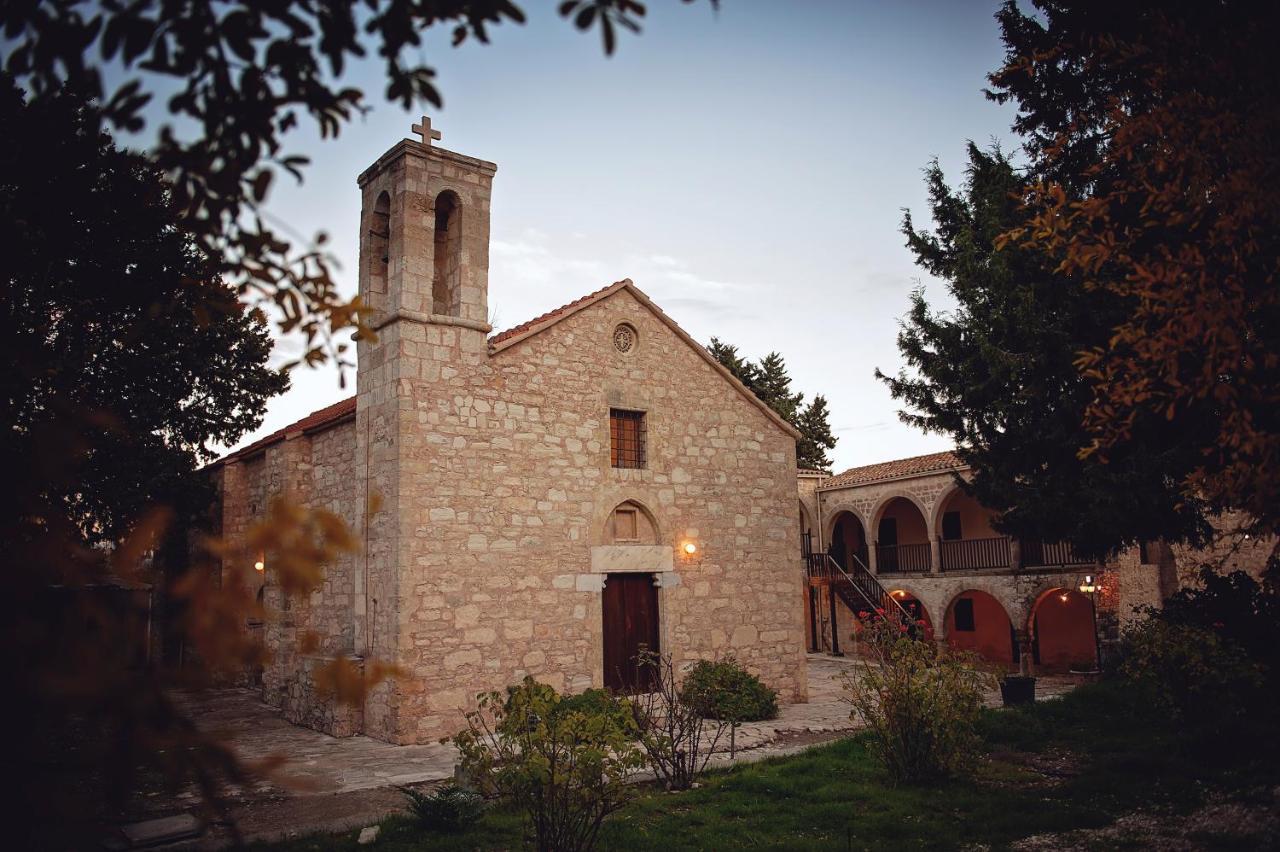 Minthis Resort Tsadha Exterior foto The church of the monastery
