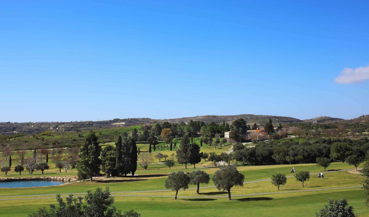 Minthis Resort Tsadha Exterior foto Golf course in Sotogrande, Spain