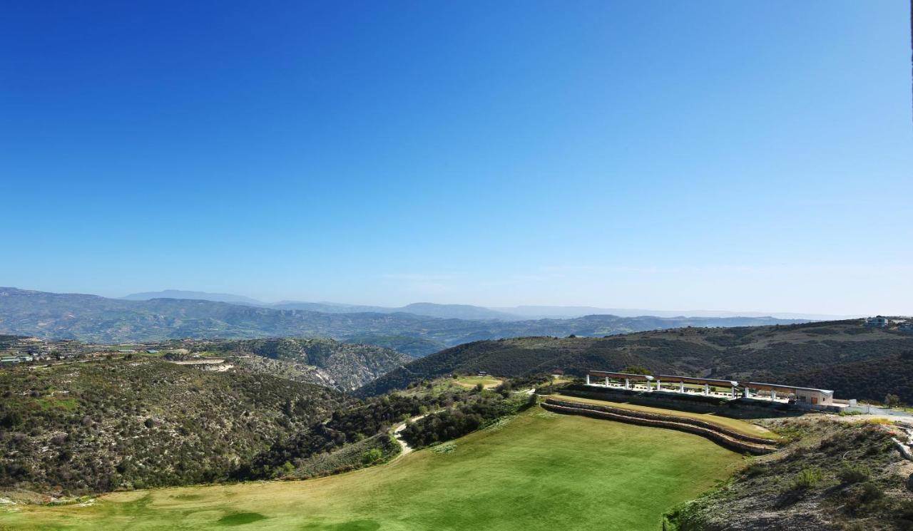 Minthis Resort Tsadha Exterior foto View of the golf course
