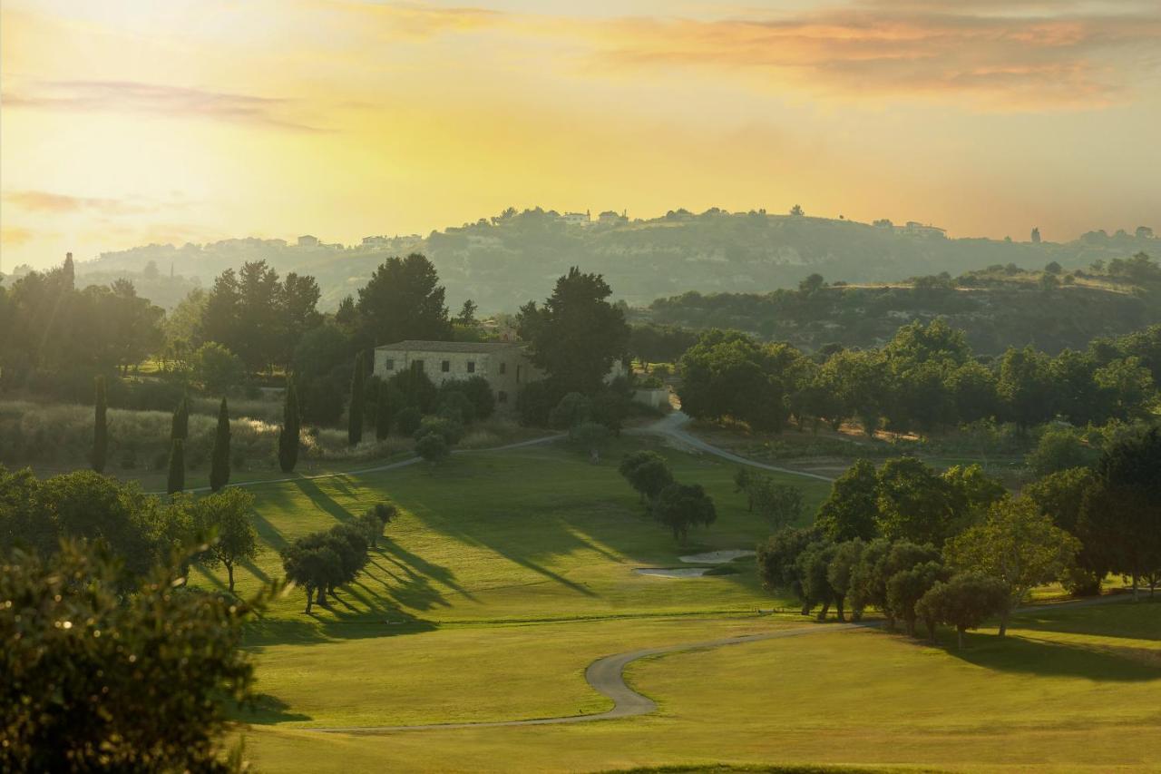 Minthis Resort Tsadha Exterior foto View of the golf course