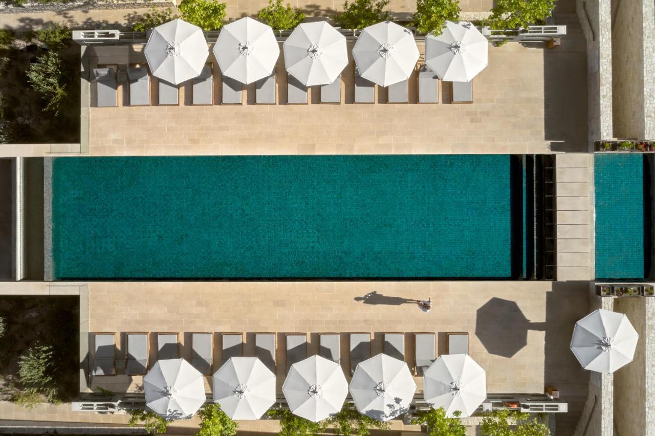 Minthis Resort Tsadha Exterior foto Aerial view of the pool at the Hotel