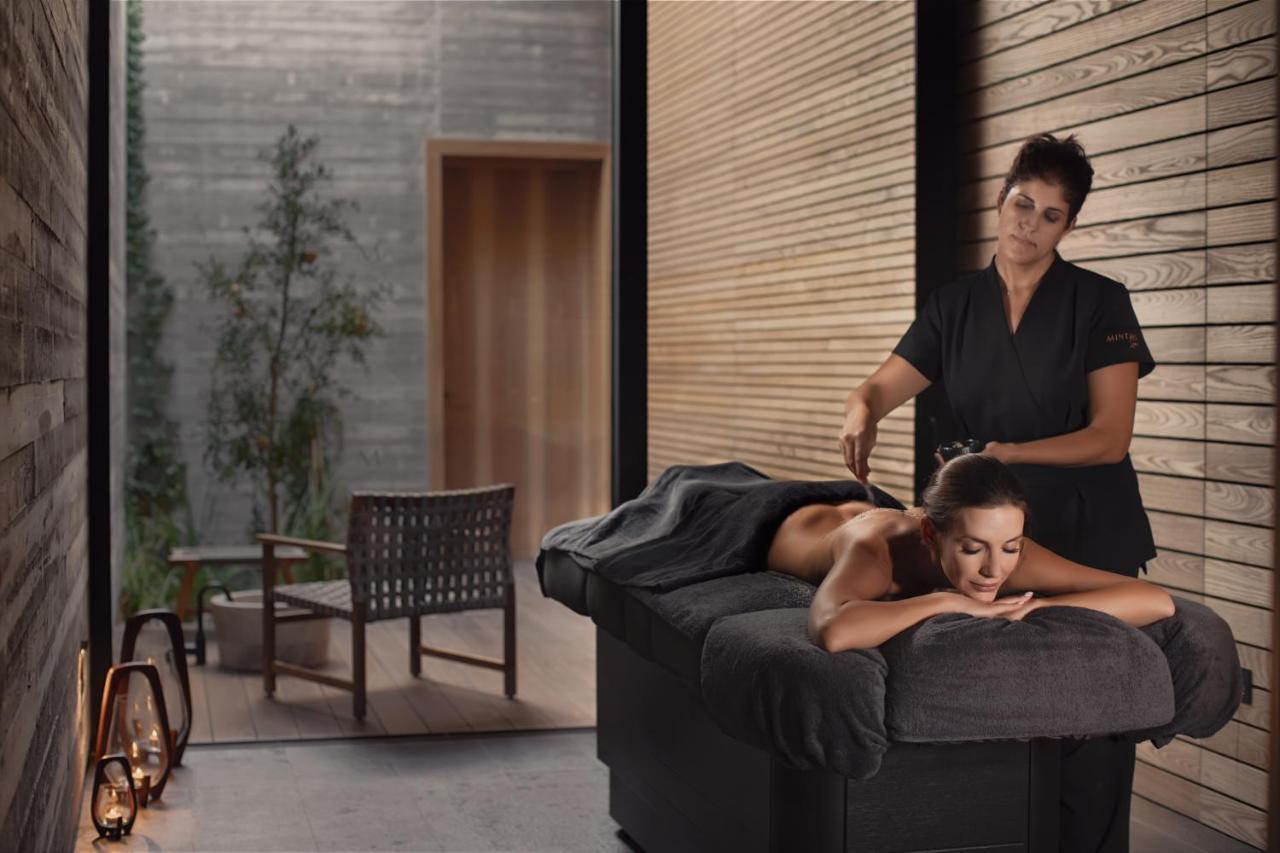 Minthis Resort Tsadha Exterior foto A massage therapist at work